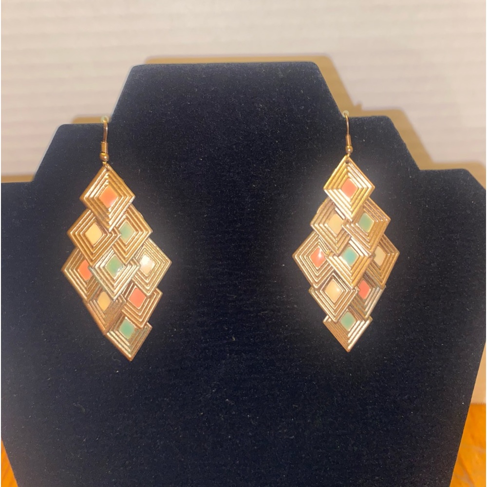 A BEAUTIFUL MULTICOLORED EARRINGS
